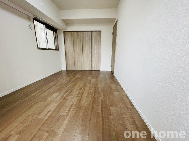 モンセーヌ塚本の洋室|◆約6.9帖洋室 別角度です！二面採光につき明るいお部屋です！
◆窓は腰高窓でベッドや机を配置しやすいです！