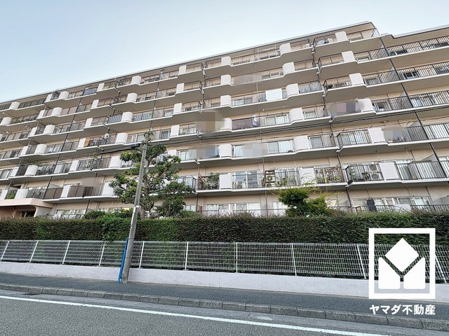 武庫川ニュースカイハイツの外観|東側に緑豊かな武庫川が流れています。川沿いのサイクリングロードの終点が徒歩圏内で、四季折々の自然を感じながらお散歩やジョギング・サイクリングなどの運動も楽しめる住環境です。