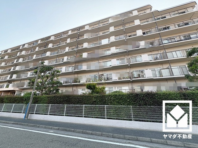 武庫川ニュースカイハイツの外観|敷地北側に隣接して県道341号線が通っています。阪神高速・名神高速に繋がる西宮インターチェンジも下道10分圏内で神戸方面や大阪市街地・京都方面へも出やすく、車での移動にも便利な立地です。