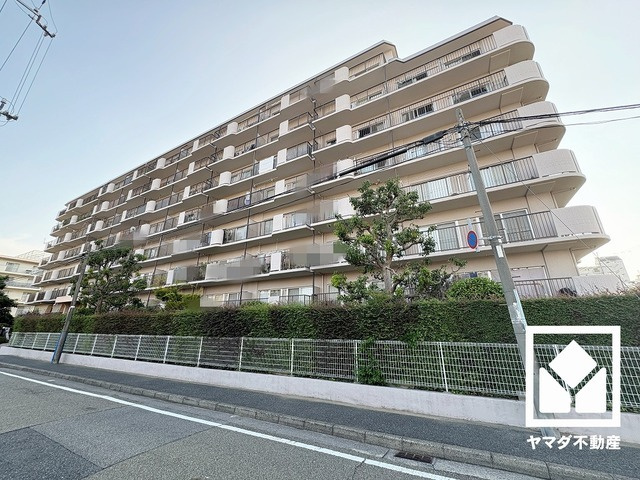 武庫川ニュースカイハイツの外観|キッチンは空間を有効活用できる壁付けタイプ。備え付けの収納もあり、スッキリとした空間が保てます。