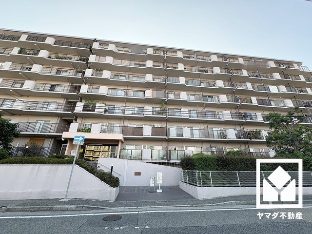 武庫川ニュースカイハイツの外観|廊下にも収納スペースがあり、住空間を広々お使いいただけます。