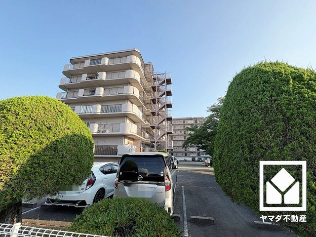 武庫川ニュースカイハイツの駐車場|たっぷり収納できる約3帖の納戸付きだから、家の中をもっとスッキリ。季節の荷物や趣味の道具もしっかり収納。
