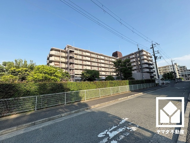 武庫川ニュースカイハイツのその他|納戸はクローゼット付きの洋室としてもお使いいただけます。独立したお部屋なのでプライベートな時間をゆったり過ごせそうです。
