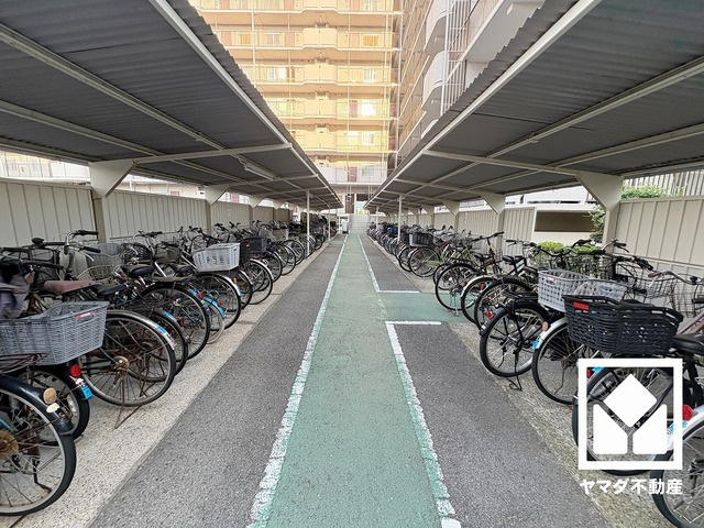 武庫川ニュースカイハイツの駐輪場|屋根付き駐輪場なので、雨や風、直射日光から自転車を守ることができます。