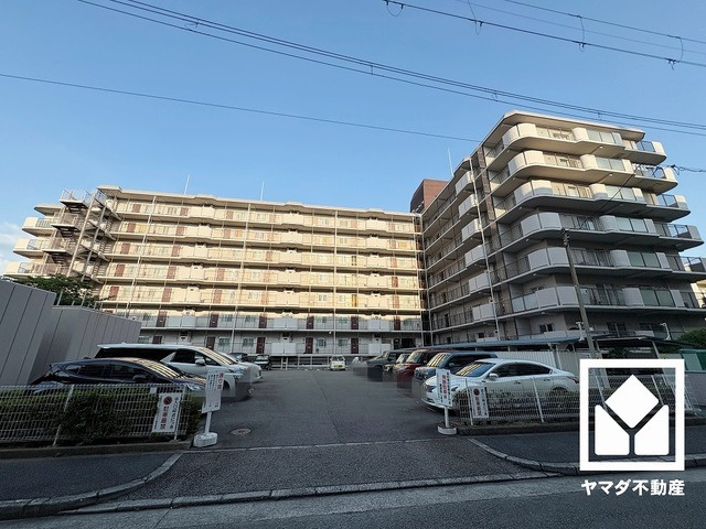 武庫川ニュースカイハイツの外観|スムーズな移動を叶えるエレベーターが1基ございます。忙しい朝も快適に、ストレスフリーな暮らしをサポート。