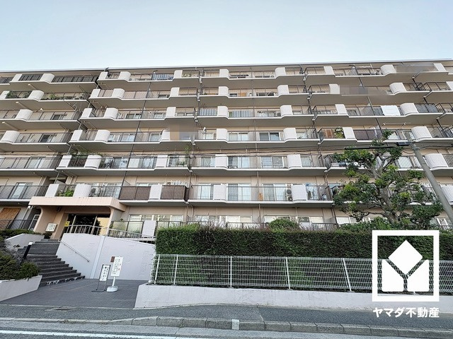 武庫川ニュースカイハイツの外観|「ファミリーマート福田東鳴尾町一丁目」まで徒歩2分、「キリン堂鳴尾店」まで徒歩8分、「関西スーパー鳴尾店」まで徒歩11分など、お買い物施設が徒歩圏内に複数あり便利な住環境です。