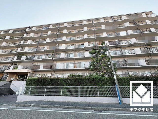 武庫川ニュースカイハイツの外観|「鳴尾東小学校」まで徒歩6分。低学年のお子様も安心して通学していただけます。