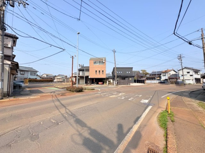 【前面道路含む現地写真】 | 阿賀野市安野町　店舗兼戸建