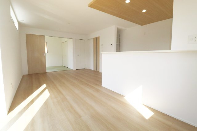 郡山市安積町長久保3丁目　　　３号棟　　　安積第3小学校、安積第2中学区の居間・リビング|※同社施工例