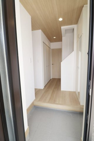 郡山市安積町長久保3丁目　　　３号棟　　　安積第3小学校、安積第2中学区の玄関|※同社施工例