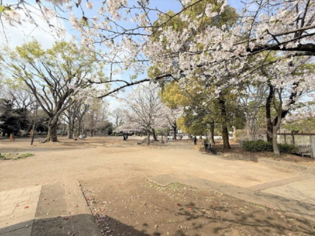 【周辺】 | 【仲介手数料３９０万円が無料！】■学芸大学駅１２分■下馬中央公園まで５０米 | 下馬中央公園まで５０米
春の特別キャンペーン！
日本一の家計応援サービスに挑戦中！
詳細は「諸費用」欄をご確認下さい！
■学芸大学駅１２分
■陽当り良好
■お好きなハウスメーカーで建築可
