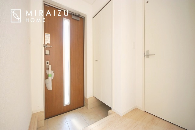【玄関】 | 永く住むからこそシンプルで飽きのこないデザインに。ただいま、おかえりの温かな声が聞こえる玄関。