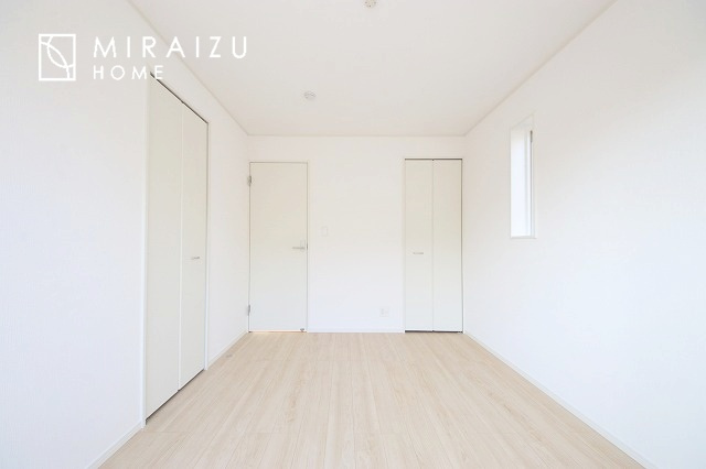 【洋室】 | 日当たりの良いお家は嬉しいですよね。それぞれ価値観が分かれる箇所です、実際に内覧して日当たりの心地よさをご体感下さいね♪