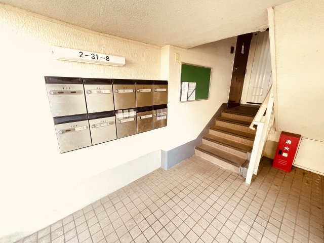 大津ヶ丘団地8号棟のエントランス
