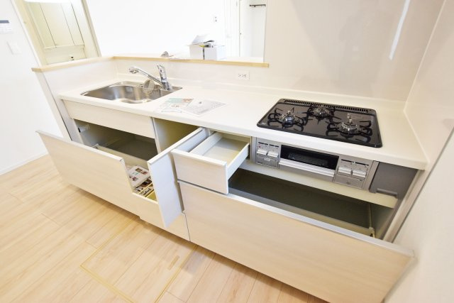 クレイドルガーデン摂津市鳥飼和道新築一戸建て｜全12区画＋駐車1台可のキッチン|広いワークトップはお料理の盛り付けに便利、シンク下には大きなお鍋やフライパンのような調理器具もスッポリ収納できて便利です。