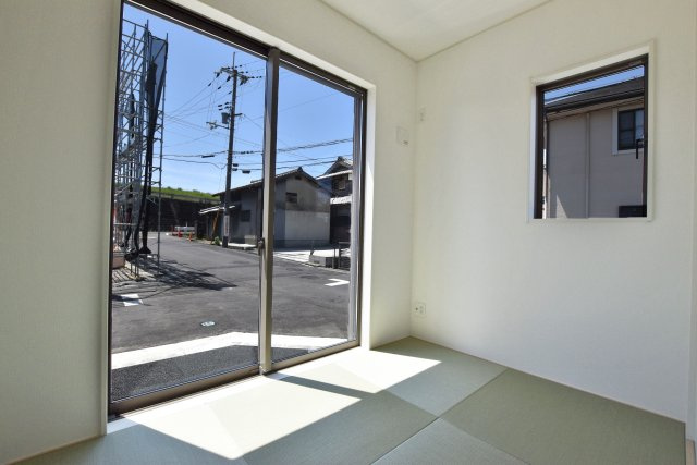 クレイドルガーデン摂津市鳥飼和道新築一戸建て｜全12区画＋駐車1台可の和室|1階和室（3帖）
リビングに併設されているので、家事の合間に休憩をしたり、お子さまを寝かしつけたり色々なシーンで活用できそうです。