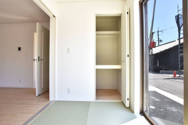 クレイドルガーデン摂津市鳥飼和道新築一戸建て｜全12区画＋駐車1台可の和室|1階和室（3帖）
和室には押し入れもあるので、お布団をしまっておけるのもいいですね。