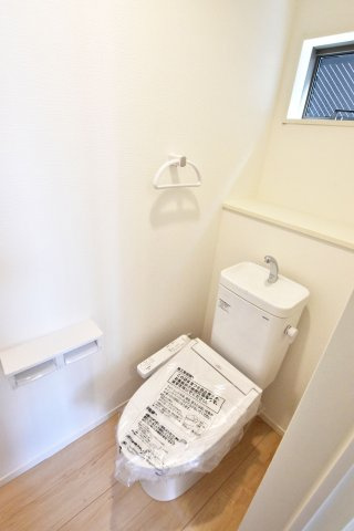 クレイドルガーデン摂津市鳥飼和道新築一戸建て｜全12区画＋駐車1台可のトイレ|トイレは一年を通して快適に利用できる温水洗浄便座付きです。1階と2階に設置。
