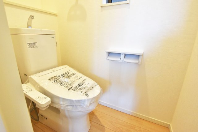 クレイドルガーデン摂津市鳥飼和道新築一戸建て｜全12区画＋駐車1台可のトイレ|トイレは一年を通して快適に利用できる温水洗浄便座付きです。1階と2階に設置。