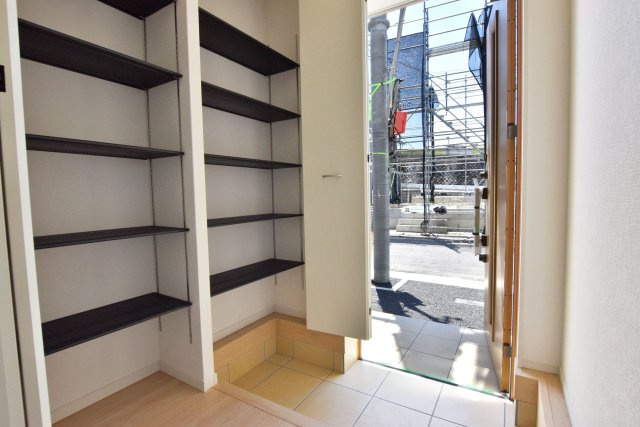 クレイドルガーデン摂津市鳥飼和道新築一戸建て｜全12区画＋駐車1台可の玄関|玄関横には大容量のシューズクロークがあるので、家族全員の靴もまとめて収納できます。毎日使う場所だから常にキレイにしておきたいですね。