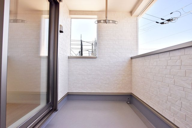 クレイドルガーデン摂津市鳥飼和道新築一戸建て｜全12区画＋駐車1台可のバルコニー|インナーバルコニーは天気の悪い日でも洗濯物を干せるのが便利です。天気のいい日には気分転換でのんびりしてみるのもいいですね。
