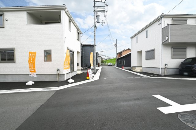 クレイドルガーデン摂津市鳥飼和道新築一戸建て｜全12区画＋駐車1台可の前面道路含む現地写真|全12区画の分譲地。残1戸となりました。