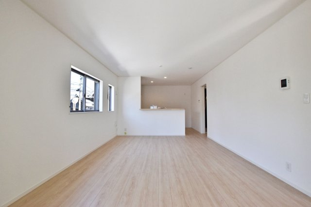 クレイドルガーデン摂津市鳥飼和道新築一戸建て｜全12区画＋駐車1台可の居間・リビング|リビング側からキッチンに向かって撮影した写真です。キッチンの様子が確認できるので、家事の合間でも家族間のコミュニケーションがとれます。