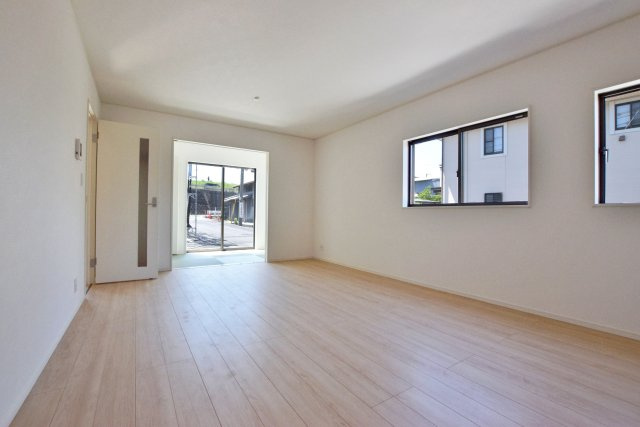 クレイドルガーデン摂津市鳥飼和道新築一戸建て｜全12区画＋駐車1台可の居間・リビング|キッチン側からリビングに向かって撮影した写真です。リビング全体を見渡せる造りになっているので、お料理をしながらでも家族を見守ることができ、小さなお子様がいらっしゃるご家庭でも安心です。