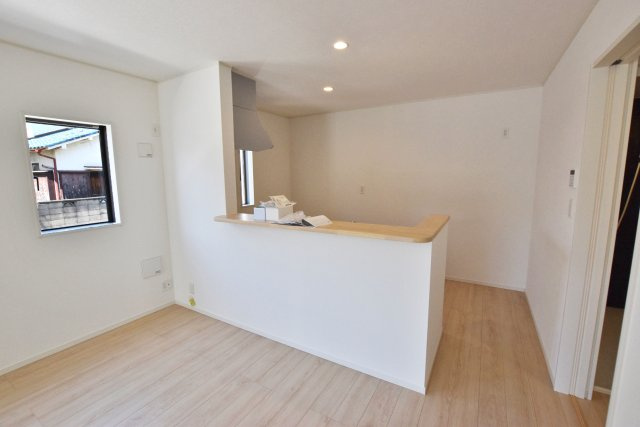 クレイドルガーデン摂津市鳥飼和道新築一戸建て｜全12区画＋駐車1台可のダイニング|開放的な対面式キッチンを採用。お料理をしている最中で家族との会話が途切れることもなくコミュニケーションをとることができます。今日の学校での出来事や職場での出来事など話題はつきません。