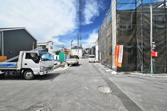 クレイドルガーデン摂津市鳥飼和道新築一戸建て｜全12区画＋駐車1台可の前面道路含む現地写真|全12区画の分譲地。現在順調に工事中です。