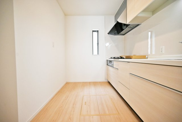 クレイドルガーデン摂津市鳥飼和道新築一戸建て｜全12区画＋駐車1台可のキッチン|キッチンスペースは食器棚や冷蔵庫を配置しても余裕の広さ。お料理中でも複数人がすれ違えることができます。