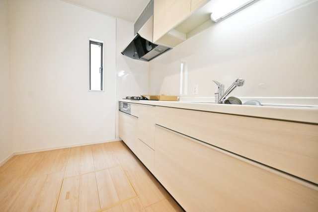 クレイドルガーデン摂津市鳥飼和道新築一戸建て｜全12区画＋駐車1台可のキッチン|キッチン横には窓もあり、お料理中に煙が出ても素早く排出することができます。又、採光用としても利用できます。