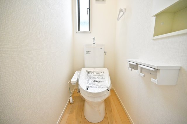 クレイドルガーデン摂津市鳥飼和道新築一戸建て｜全12区画＋駐車1台可のトイレ|トイレは一年を通して快適に利用できる温水洗浄便座付きです。1階と2階に設置。