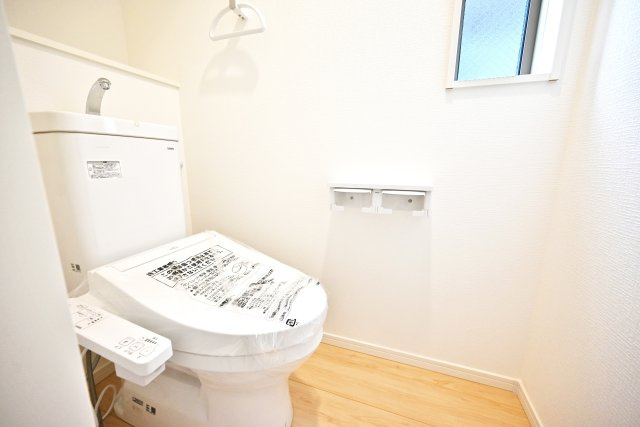 クレイドルガーデン摂津市鳥飼和道新築一戸建て｜全12区画＋駐車1台可のトイレ|トイレは一年を通して快適に利用できる温水洗浄便座付きです。1階と2階に設置。