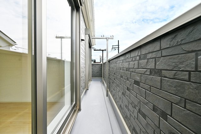 クレイドルガーデン摂津市鳥飼和道新築一戸建て｜全12区画＋駐車1台可のバルコニー|バルコニーは2部屋に面しています。天気のいい日には気分転換でのんびりしてみるのもいいですね。