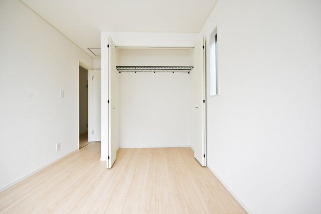クレイドルガーデン摂津市鳥飼和道新築一戸建て｜全12区画＋駐車1台可の収納|2階洋室（6帖）
主寝室想定、大きなクローゼットも完備されており、普段使用する衣類や季節ものまでまとめて収納できます。