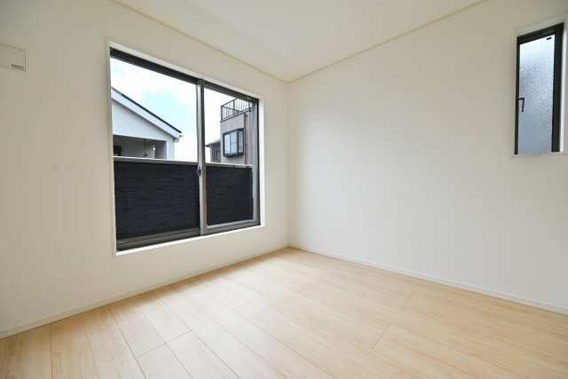 クレイドルガーデン摂津市鳥飼和道新築一戸建て｜全12区画＋駐車1台可の洋室|2階洋室（5.7帖）
2面採光の明るいお部屋です。