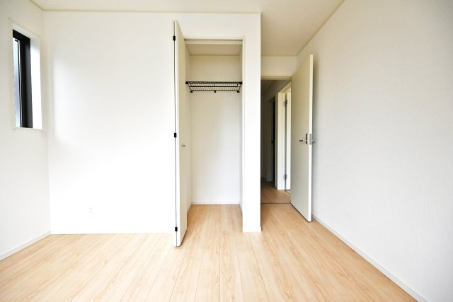 クレイドルガーデン摂津市鳥飼和道新築一戸建て｜全12区画＋駐車1台可の収納|2階洋室（5.7帖）
クローゼットは完備されています。