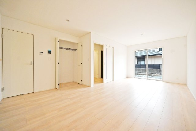 クレイドルガーデン摂津市鳥飼和道新築一戸建て｜全12区画＋駐車1台可の内観：施工例|全戸LDKは15帖以上の広さを確保。ダイニングテーブルとソファーセットを配置しても家族がゆったりと寛げる広さが嬉しいですね。