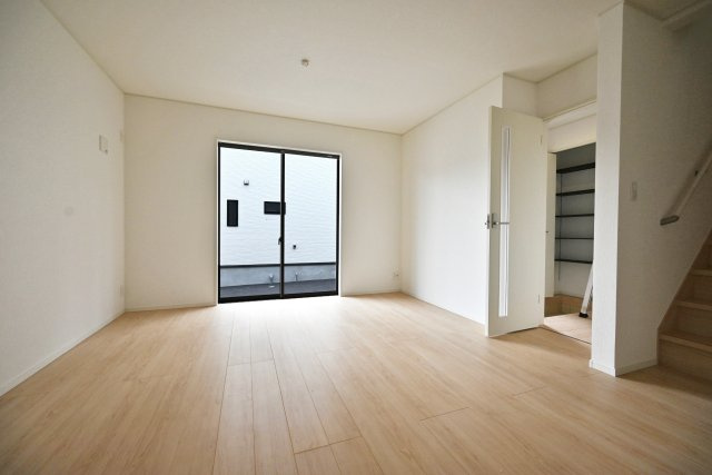 クレイドルガーデン摂津市鳥飼和道新築一戸建て｜全12区画＋駐車1台可のダイニング|リビングは、家具の配置がしやすい形状なので、実際にテーブルやソファーセットを配置した後の実生活をイメージしやすいのがいいですね。