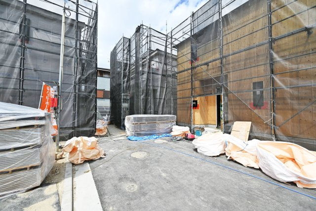 クレイドルガーデン摂津市鳥飼和道新築一戸建て｜全12区画＋駐車1台可の外観|7号棟外観写真です。現在順調に工事が進んでいます。