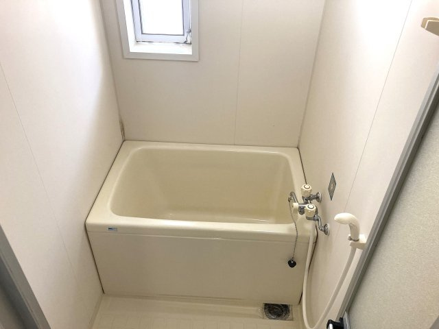 メゾン北鈴の浴室|換気に便利な窓ありバスルーム