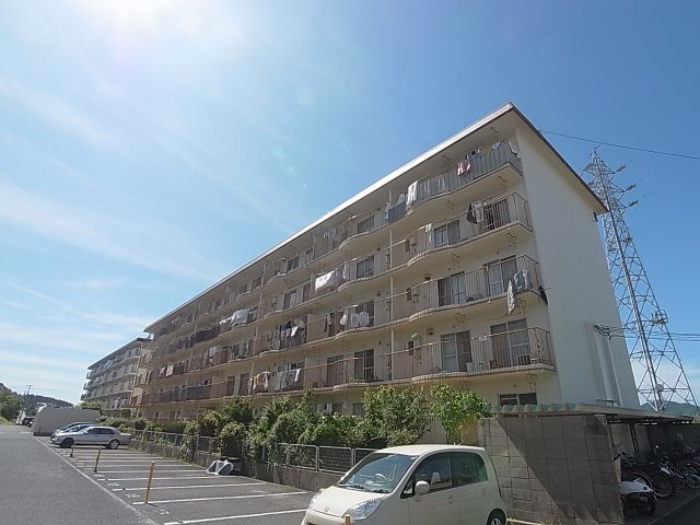 メゾン北鈴の外観|敷地内駐車場を完備した、閑静な立地に建つマンション