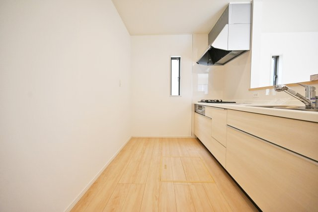クレイドルガーデン摂津市鳥飼和道新築一戸建て｜全12区画＋駐車1台可のキッチン|キッチンスペースは食器棚や冷蔵庫を配置しても余裕の広さ。お料理中でも複数人がすれ違えることができます。