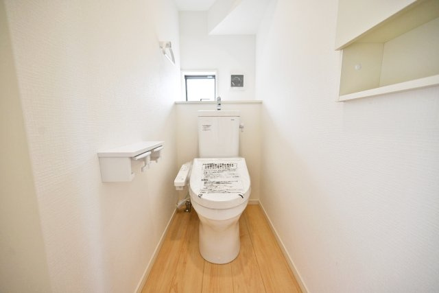 クレイドルガーデン摂津市鳥飼和道新築一戸建て｜全12区画＋駐車1台可のトイレ|トイレは一年を通して快適に利用できる温水洗浄便座付きです。1階と2階に設置。