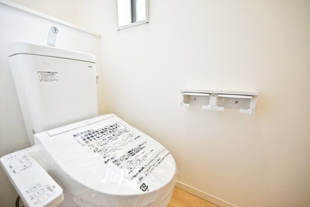 クレイドルガーデン摂津市鳥飼和道新築一戸建て｜全12区画＋駐車1台可のトイレ|トイレは一年を通して快適に利用できる温水洗浄便座付きです。1階と2階に設置。