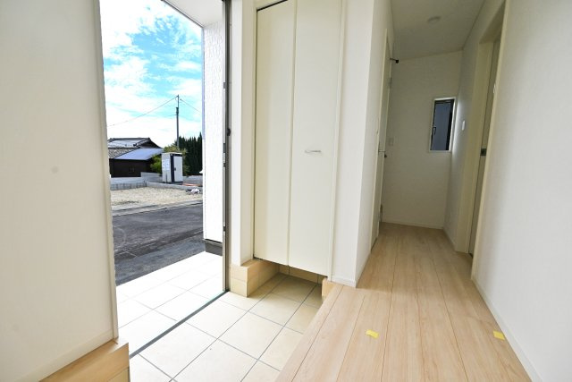 クレイドルガーデン摂津市鳥飼和道新築一戸建て｜全12区画＋駐車1台可の玄関|玄関横には大容量の玄関収納があるので、家族全員の靴もまとめて収納できます。毎日使う場所だから常にキレイにしておきたいですね。