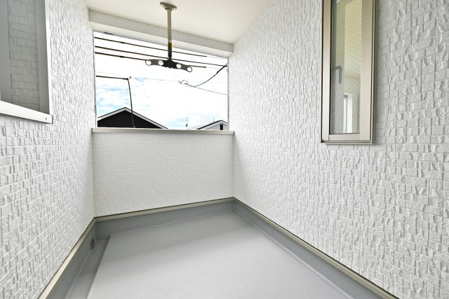 クレイドルガーデン摂津市鳥飼和道新築一戸建て｜全12区画＋駐車1台可のバルコニー|インナーバルコニーは天気の悪い日でも洗濯物を干せるのが便利です。天気のいい日には気分転換でのんびりしてみるのもいいですね。