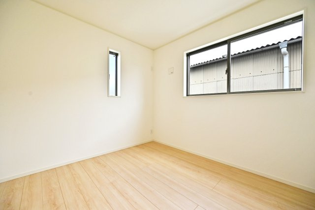 クレイドルガーデン摂津市鳥飼和道新築一戸建て｜全12区画＋駐車1台可の子供部屋|2階洋室（5.2帖）
子供部屋にちょうどいいサイズのお部屋です。
