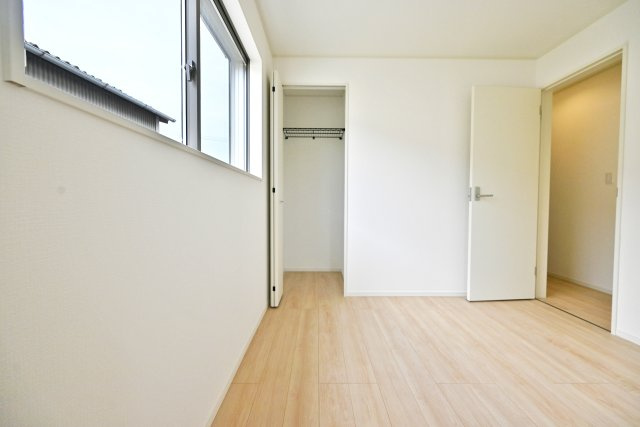 クレイドルガーデン摂津市鳥飼和道新築一戸建て｜全12区画＋駐車1台可の収納|2階洋室（5.2帖）
クローゼットは完備されています。